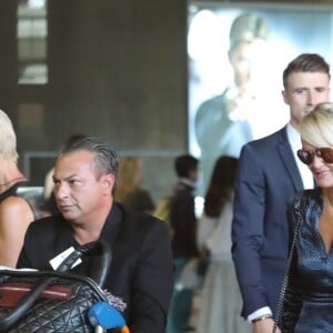 Laeticia Hallyday quitte en compagnie de Jimmy Reffas, en charge de sa sécurité, l'aéroport de Paris Roissy-Charles-de-Gaulle le 16 septembre 2019 après son arrivée en provenance de Los Angeles.