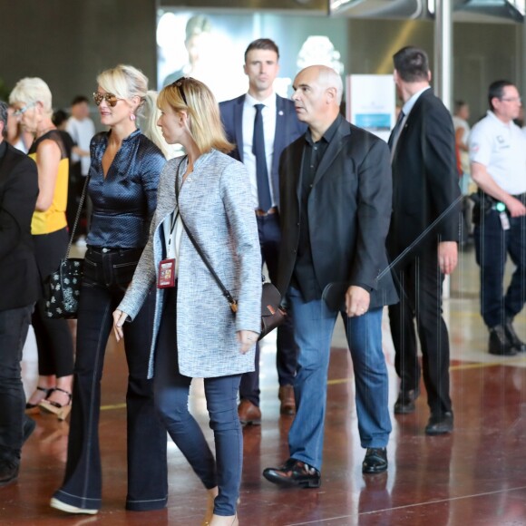 Laeticia Hallyday quitte en compagnie de Jimmy Reffas, en charge de sa sécurité, l'aéroport de Paris Roissy-Charles-de-Gaulle le 16 septembre 2019 après son arrivée en provenance de Los Angeles.