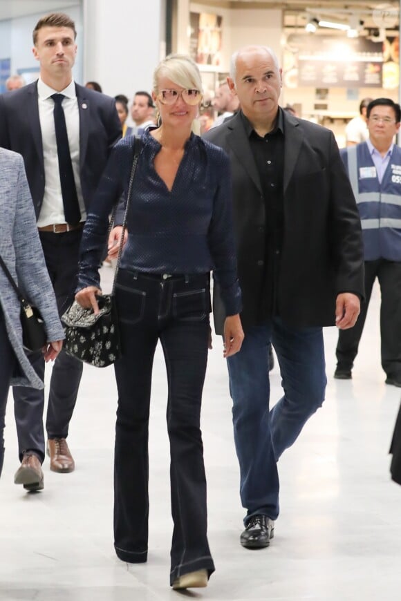 Laeticia Hallyday, accompagnée par Jimmy Reffas, son homme de confiance en charge de sa sécurité, lors de son arrivée à l'aéroport de Paris Roissy-Charles-de-Gaulle le 16 septembre 2019 en provenance de Los Angeles.