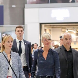 Laeticia Hallyday, accompagnée par Jimmy Reffas, son homme de confiance en charge de sa sécurité, lors de son arrivée à l'aéroport de Paris Roissy-Charles-de-Gaulle le 16 septembre 2019 en provenance de Los Angeles.