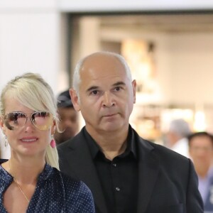 Laeticia Hallyday, accompagnée par Jimmy Reffas, son homme de confiance en charge de sa sécurité, lors de son arrivée à l'aéroport de Paris Roissy-Charles-de-Gaulle le 16 septembre 2019 en provenance de Los Angeles.