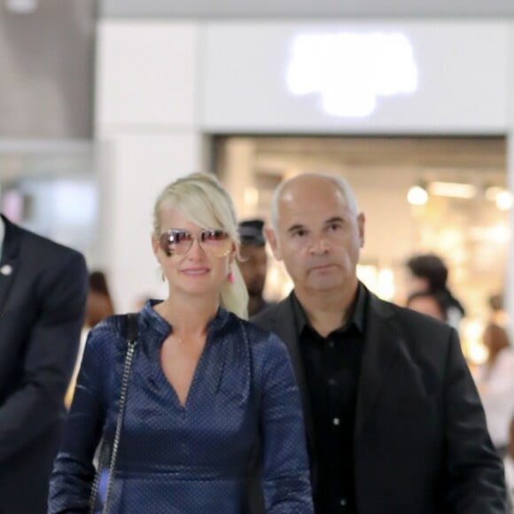 Laeticia Hallyday, accompagnée par Jimmy Reffas, son homme de confiance en charge de sa sécurité, lors de son arrivée à l'aéroport de Paris Roissy-Charles-de-Gaulle le 16 septembre 2019 en provenance de Los Angeles.