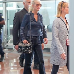 Laeticia Hallyday quitte en compagnie de Jimmy Reffas, en charge de sa sécurité, l'aéroport de Paris Roissy-Charles-de-Gaulle le 16 septembre 2019 après son arrivée en provenance de Los Angeles.