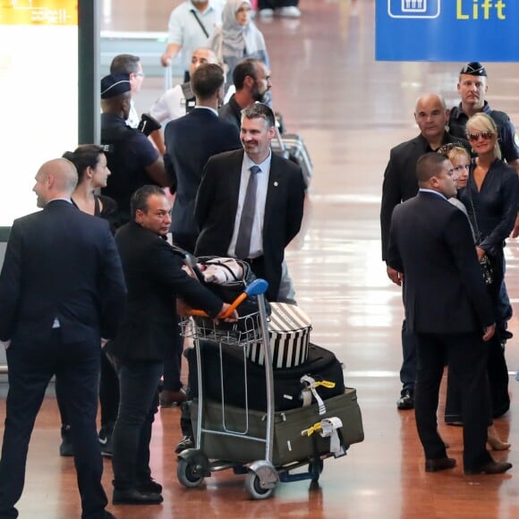 Laeticia Hallyday quitte en compagnie de Jimmy Reffas, en charge de sa sécurité, l'aéroport de Paris Roissy-Charles-de-Gaulle le 16 septembre 2019 après son arrivée en provenance de Los Angeles.