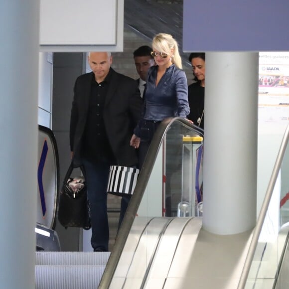 Laeticia Hallyday quitte en compagnie de Jimmy Reffas, en charge de sa sécurité, l'aéroport de Paris Roissy-Charles-de-Gaulle le 16 septembre 2019 après son arrivée en provenance de Los Angeles.