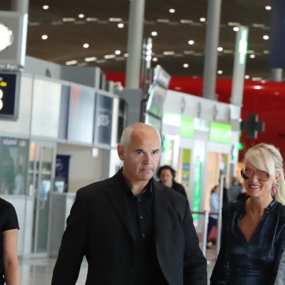 Laeticia Hallyday quitte en compagnie de Jimmy Reffas, en charge de sa sécurité, l'aéroport de Paris Roissy-Charles-de-Gaulle le 16 septembre 2019 après son arrivée en provenance de Los Angeles.