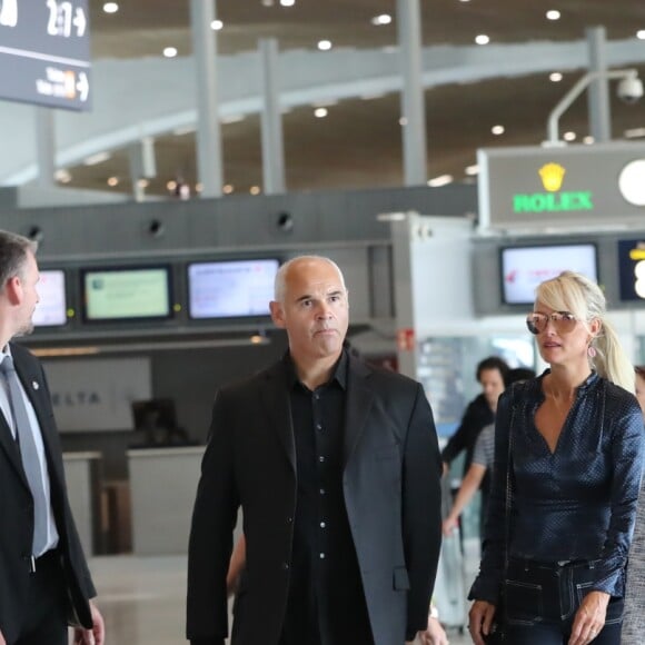 Laeticia Hallyday quitte en compagnie de Jimmy Reffas, en charge de sa sécurité, l'aéroport de Paris Roissy-Charles-de-Gaulle le 16 septembre 2019 après son arrivée en provenance de Los Angeles.