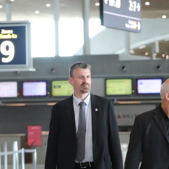 Laeticia Hallyday quitte en compagnie de Jimmy Reffas, en charge de sa sécurité, l'aéroport de Paris Roissy-Charles-de-Gaulle le 16 septembre 2019 après son arrivée en provenance de Los Angeles.