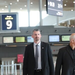 Laeticia Hallyday quitte en compagnie de Jimmy Reffas, en charge de sa sécurité, l'aéroport de Paris Roissy-Charles-de-Gaulle le 16 septembre 2019 après son arrivée en provenance de Los Angeles.