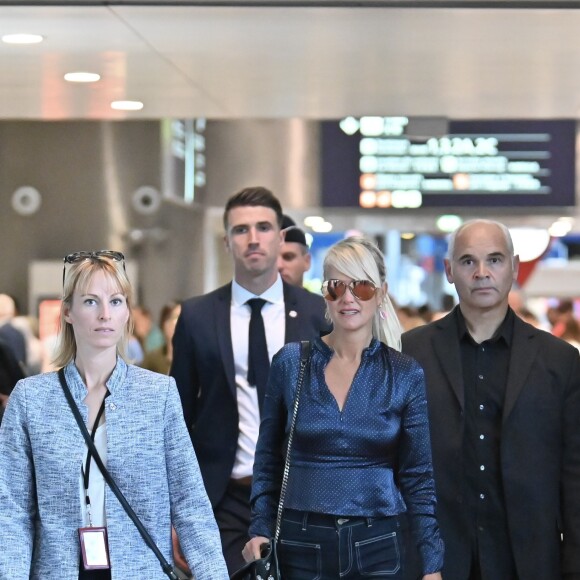 Laeticia Hallyday quitte en compagnie de Jimmy Reffas, en charge de sa sécurité, l'aéroport de Paris Roissy-Charles-de-Gaulle le 16 septembre 2019 après son arrivée en provenance de Los Angeles.