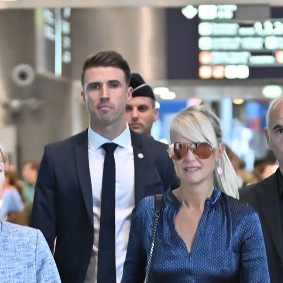 Laeticia Hallyday quitte en compagnie de Jimmy Reffas, en charge de sa sécurité, l'aéroport de Paris Roissy-Charles-de-Gaulle le 16 septembre 2019 après son arrivée en provenance de Los Angeles.