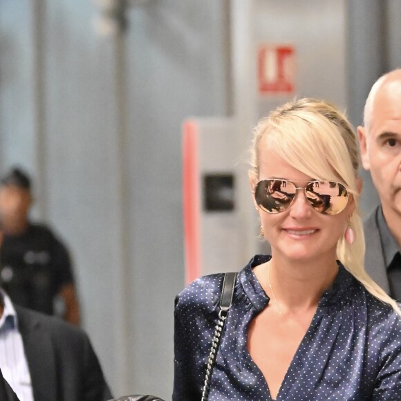 Laeticia Hallyday quitte en compagnie de Jimmy Reffas, en charge de sa sécurité, l'aéroport de Paris Roissy-Charles-de-Gaulle le 16 septembre 2019 après son arrivée en provenance de Los Angeles.