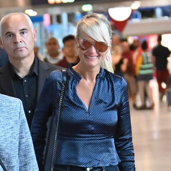 Laeticia Hallyday quitte en compagnie de Jimmy Reffas, en charge de sa sécurité, l'aéroport de Paris Roissy-Charles-de-Gaulle le 16 septembre 2019 après son arrivée en provenance de Los Angeles.