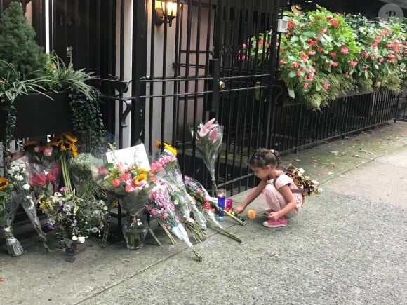 La famille et les amis de Ric Ocasek ont déposé des fleurs et des bougies devant sa maison à New York le lendemain de sa mort, le 16 septembre 2019.