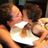 Chrissy Teigen : Maman gâtée par son fils de 16 mois, Miles