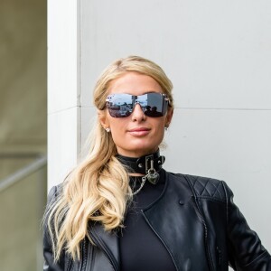 Paris Hilton pose pour les photographes à son arrivée au lancement de la collaboration entre N. Williams et The Blond Republic au restaurant Catch à Los Angeles, le 18 juin 2019.