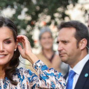 La reine Letizia d'Espagne, vêtue d'une robe Sandro Paris, visitait le 20 septembre 2019 le Centre national de référence en matière de soins aux personnes atteintes de maladies rares à Burgos, dans le nord du pays.