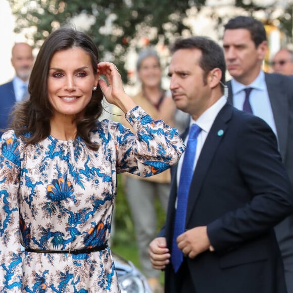 La reine Letizia d'Espagne, vêtue d'une robe Sandro Paris, visitait le 20 septembre 2019 le Centre national de référence en matière de soins aux personnes atteintes de maladies rares à Burgos, dans le nord du pays.