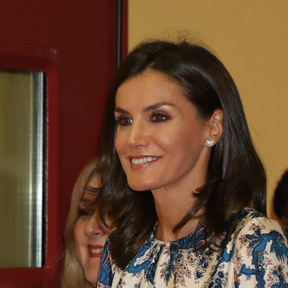 La reine Letizia d'Espagne, vêtue d'une robe Sandro Paris, visitait le 20 septembre 2019 le Centre national de référence en matière de soins aux personnes atteintes de maladies rares à Burgos, dans le nord du pays.