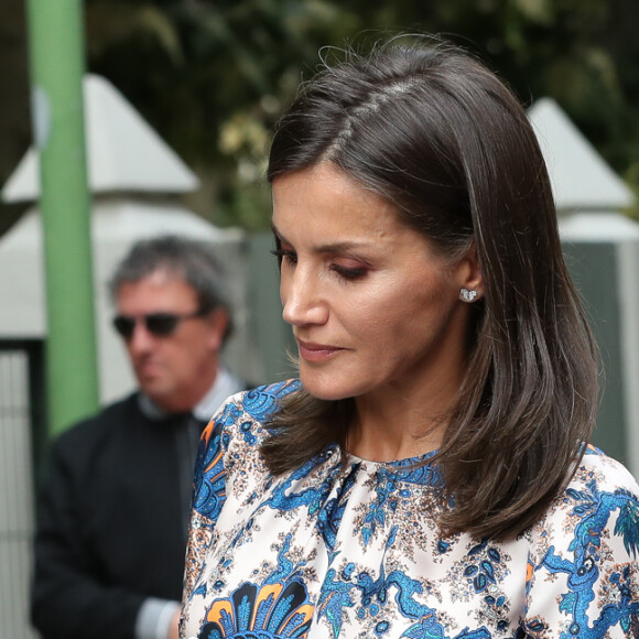 La reine Letizia d'Espagne, vêtue d'une robe Sandro Paris, visitait le 20 septembre 2019 le Centre national de référence en matière de soins aux personnes atteintes de maladies rares à Burgos, dans le nord du pays.