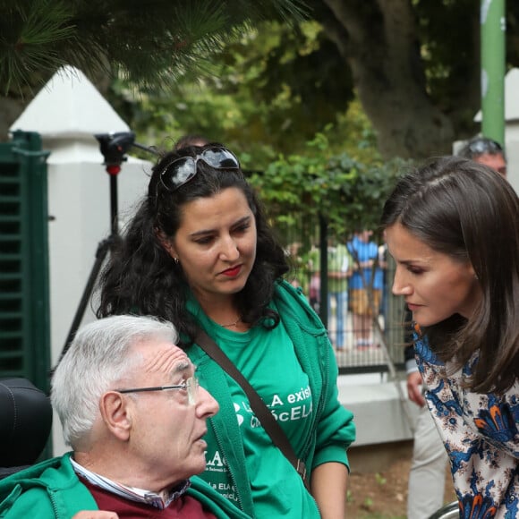 La reine Letizia d'Espagne, vêtue d'une robe Sandro Paris, visitait le 20 septembre 2019 le Centre national de référence en matière de soins aux personnes atteintes de maladies rares à Burgos, dans le nord du pays.