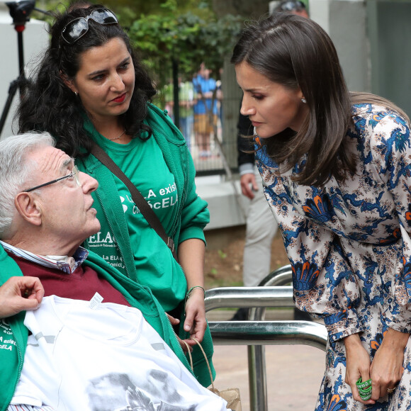 La reine Letizia d'Espagne, vêtue d'une robe Sandro Paris, visitait le 20 septembre 2019 le Centre national de référence en matière de soins aux personnes atteintes de maladies rares à Burgos, dans le nord du pays.