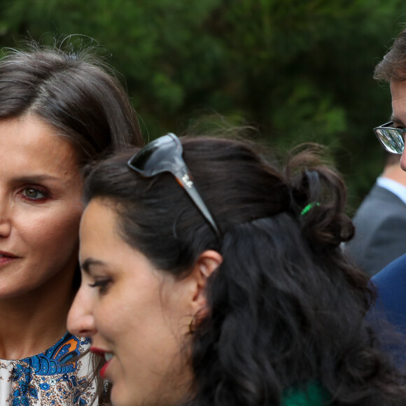 La reine Letizia d'Espagne, vêtue d'une robe Sandro Paris, visitait le 20 septembre 2019 le Centre national de référence en matière de soins aux personnes atteintes de maladies rares à Burgos, dans le nord du pays.