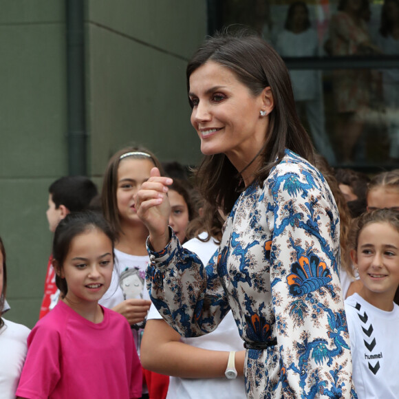 La reine Letizia d'Espagne, vêtue d'une robe Sandro Paris, visitait le 20 septembre 2019 le Centre national de référence en matière de soins aux personnes atteintes de maladies rares à Burgos, dans le nord du pays.