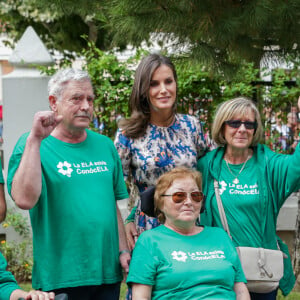 La reine Letizia d'Espagne, vêtue d'une robe Sandro Paris, visitait le 20 septembre 2019 le Centre national de référence en matière de soins aux personnes atteintes de maladies rares à Burgos, dans le nord du pays.