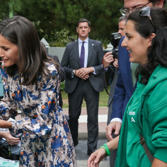 La reine Letizia d'Espagne, vêtue d'une robe Sandro Paris, visitait le 20 septembre 2019 le Centre national de référence en matière de soins aux personnes atteintes de maladies rares à Burgos, dans le nord du pays.