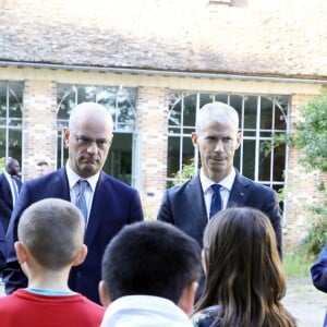 Le Président de la République Emmanuel Macron avec sa femme la Première Dame Brigitte Macron, Jean-Michel Blanquer (Ministre de l'Education Nationale), Stéphane Bern, Franck Riester (Ministre de la Culture) - Le Président de la République E. Macron et sa femme la Première Dame B. Macron étaient au château de By, à Thomery (Seine-et-Marne), l'un des 18 sites retenus pour la deuxième édition du Loto du patrimoine, le 20 Septembre 2019. © Dominique Jacovides/Bestimage