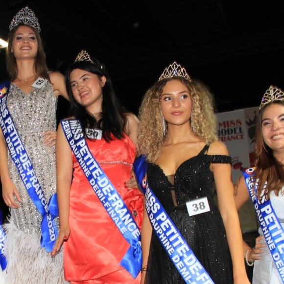 Alexia (Miss petite-de-France 2020) et ses dauphines lors de la soirée élection Miss Paris et Miss Ile de de France Comité Miss Nationale au théâtre Elizabeth Czerczuk à Paris, France, le 22 septembre 2019. © Philippe Baldini/Bestimage