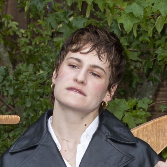 Héloïse Letissier (Christine and the Queens) assiste au défilé de mode "Christian Dior", collection prêt-à-porter printemps-été 2020 à Paris. Le 24 septembre 2019 © Olivier Borde / Bestimage