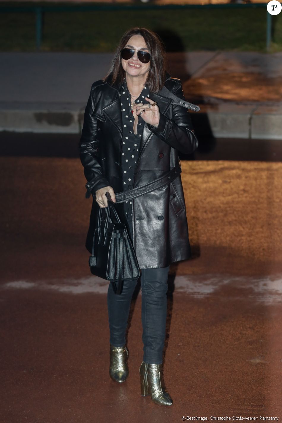 Béatrice Dalle arrive à la fontaine du Trocadéro pour