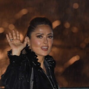 Salma Hayek arrive à la fontaine du Trocadéro pour assister au défilé Saint Laurent, collection printemps-été 2020. Paris, le 24 septembre 2019. © Christophe Clovis-Veeren Ramsamy / Bestimage