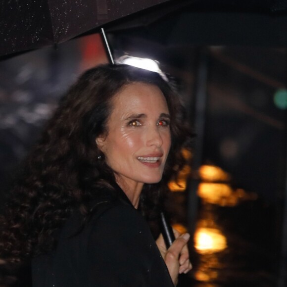Andie MacDowell arrive à la fontaine du Trocadéro pour assister au défilé Saint Laurent, collection printemps-été 2020. Paris, le 24 septembre 2019. © Christophe Clovis-Veeren Ramsamy / Bestimage