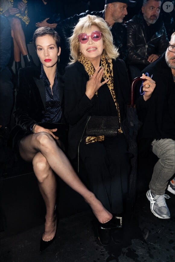 Sylvia Hoeks et Amanda Lear assistent au défilé de mode printemps-été 2020 de Saint Laurent à Paris. Le 24 septembre 2019.