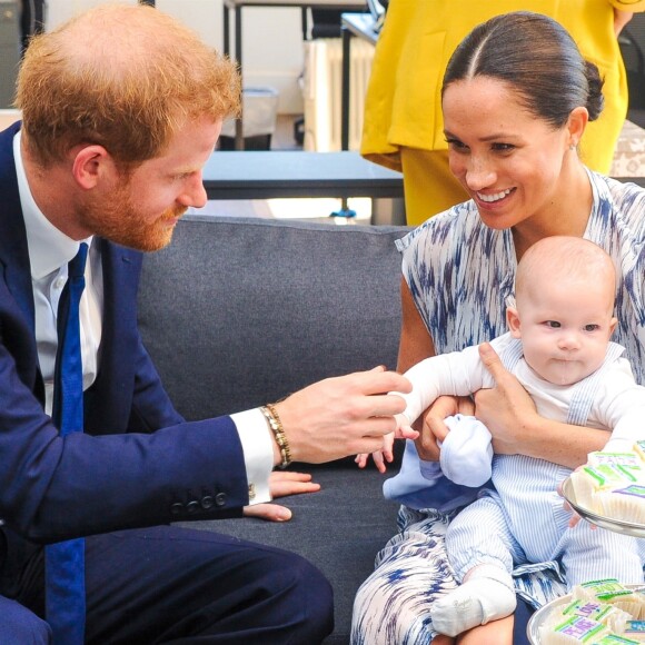 Le prince Harry et Meghan Markle présentent leur fils Archie à Desmond Tutu à Cape Town, Afrique du Sud le 25 septembre 2019.