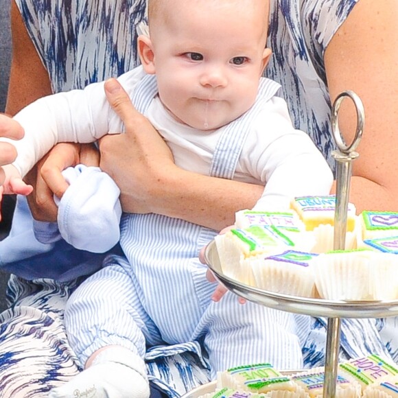 Le prince Harry et Meghan Markle présentent leur fils Archie à Desmond Tutu à Cape Town, Afrique du Sud le 25 septembre 2019.