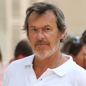 Jean-Luc Reichmann lors du trophée de pétanque "Sénéquier 209" sur la place des Lices à Saint-Tropez, Côte d'Azur, France, le 22 août 2019.