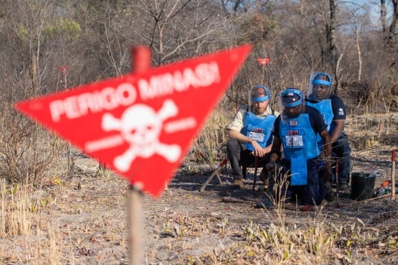 Le prince Harry, duc de Sussex, visite un champ de mines anti-personnelles à Dirico, dont l'élimination est entreprise par l'association Halo Trust (l'association qui enlève les débris laissés par la guerre, en particulier les mines terrestres). Angola, le 27 septembre 2019.