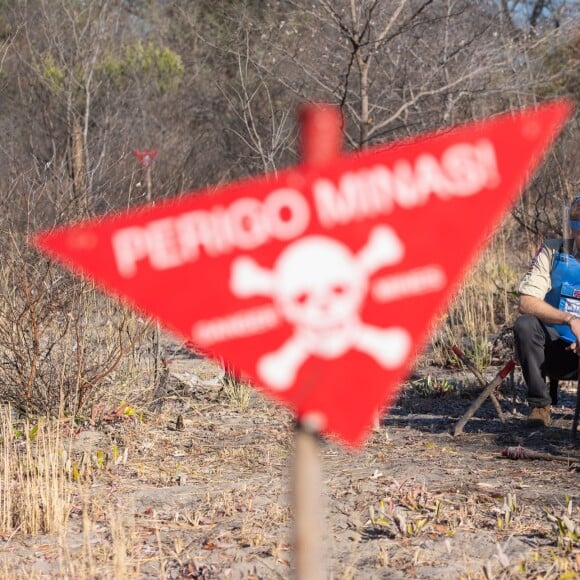 Le prince Harry, duc de Sussex, visite un champ de mines anti-personnelles à Dirico, dont l'élimination est entreprise par l'association Halo Trust (l'association qui enlève les débris laissés par la guerre, en particulier les mines terrestres). Angola, le 27 septembre 2019.