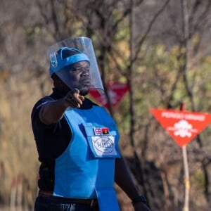 Le prince Harry, duc de Sussex, visite un champ de mines anti-personnelles à Dirico, dont l'élimination est entreprise par l'association Halo Trust (l'association qui enlève les débris laissés par la guerre, en particulier les mines terrestres). Angola, le 27 septembre 2019.