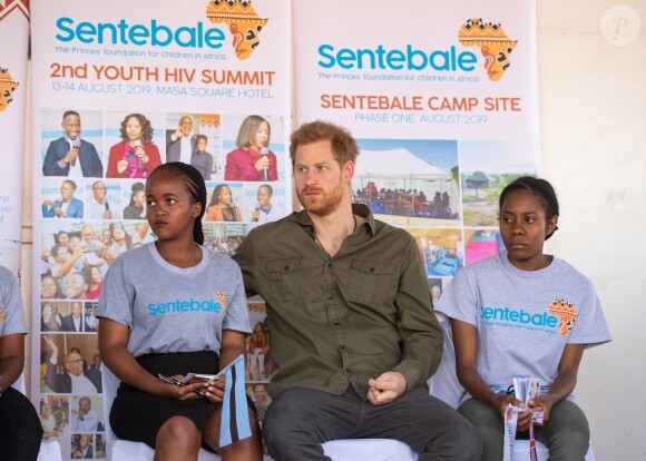 Le prince Harry, duc de Sussex, visite le poste de santé à Kasane, au Botswana, le 26 septembre 2019.