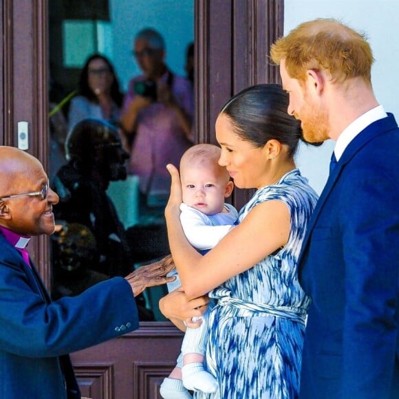 Le prince Harry et Meghan Markle présentent leur fils Archie à Desmond Tutu à Cape Town, Afrique du Sud le 25 septembre 2019.