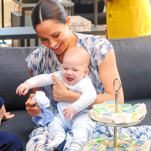 Le prince Harry et Meghan Markle présentent leur fils Archie à Desmond Tutu à Cape Town, Afrique du Sud le 25 septembre 2019.