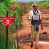 La princesse de Galles, Lady Di, visite un champ de mines anti-personnelles à Dirico en Angola, le 15 janvier 1997.