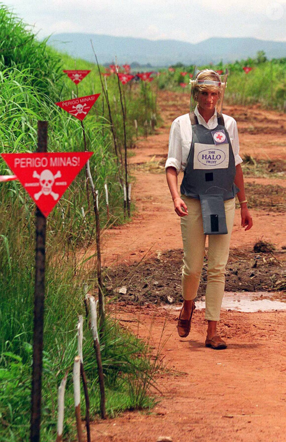 La princesse de Galles, Lady Di, visite un champ de mines anti-personnelles à Dirico en Angola, le 15 janvier 1997.