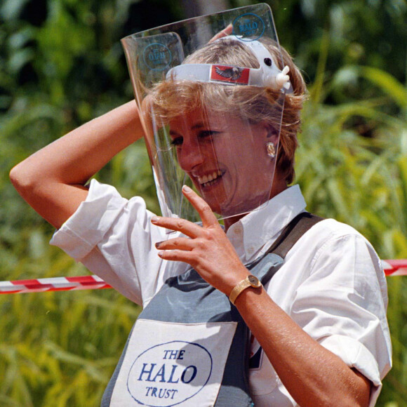 La princesse de Galles, Lady Di, visite un champ de mines anti-personnelles à Dirico en Angola, le 15 janvier 1997.