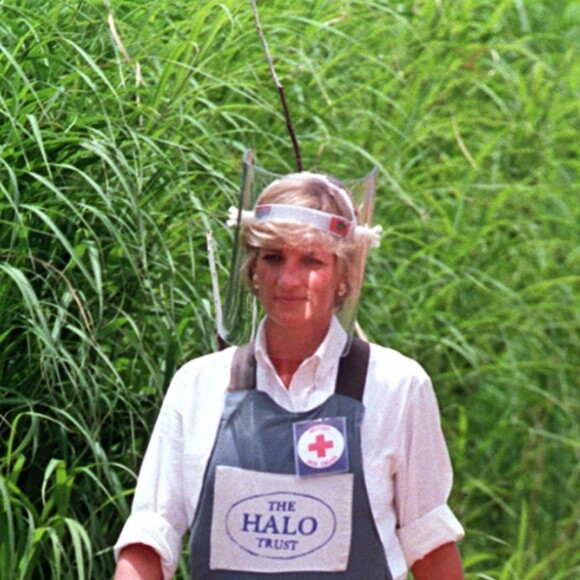 La princesse de Galles, Lady Di, visite un champ de mines anti-personnelles à Dirico en Angola, le 15 janvier 1997.